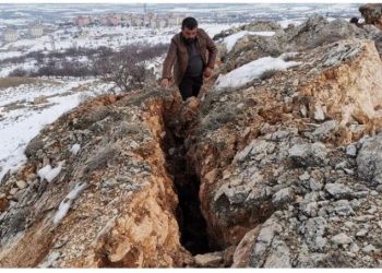 Skena e tmerrshme, tërmeti ndan malin në dysh