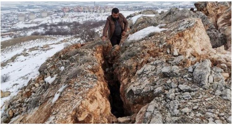Skena e tmerrshme, tërmeti ndan malin në dysh