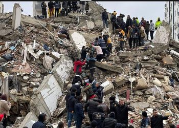 Sizmologu italian: Turqia u spostua 3 metra nga tërmeti