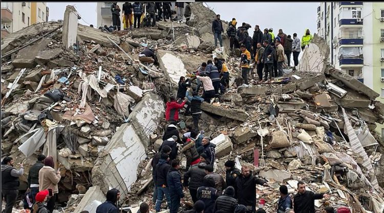 Sizmologu italian: Turqia u spostua 3 metra nga tërmeti