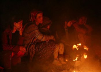 FOTO/ Të mbijetuarit nga tërmeti ndezën zjarre gjatë natës