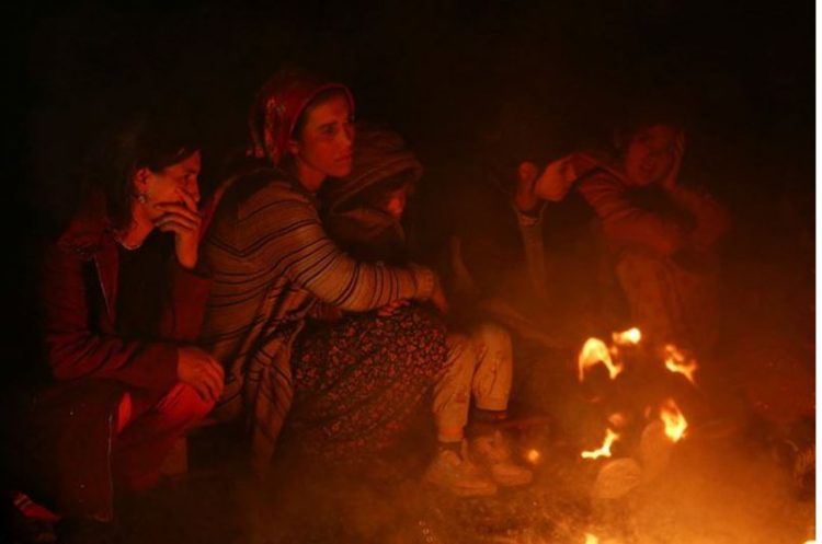 FOTO/ Të mbijetuarit nga tërmeti ndezën zjarre gjatë natës