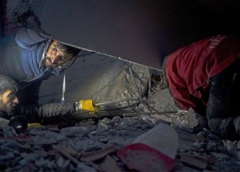 VIDEO TMERR/ Njerëzit luftojnë nën rrënoja për jetën