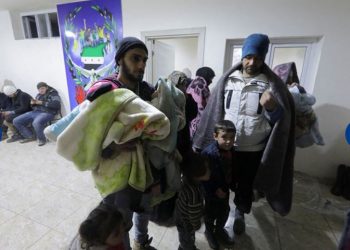 FOTO/ Të mbijetuarit nga tërmeti ndezën zjarre gjatë natës