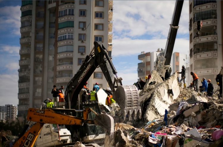 Mbi 7200 të vdekur nga tërmetet që goditën Turqinë dhe Sirinë