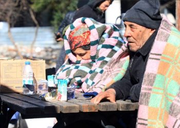 Si të mbijetuarit e tërmetit po përballen me dimër të egër