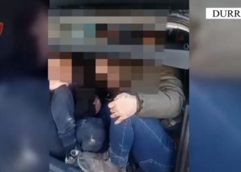 Transportonte emigrantë, përplas 4 mjete për t’i ikur policisë