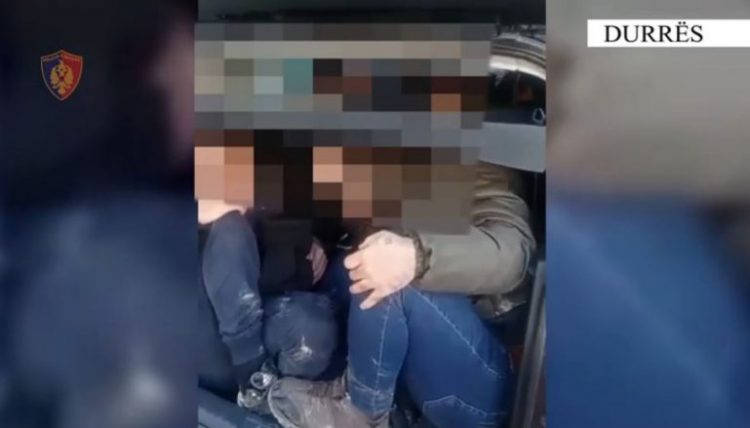 Transportonte emigrantë, përplas 4 mjete për t’i ikur policisë
