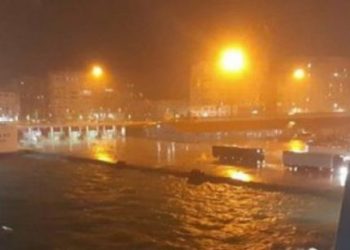 Moti i keq, këputen litarët e tragetit që do nisej drejt Ankonës