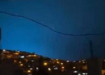 Çfarë janë dritat e çuditshme që u shfaqën në qiell para tërmetit
