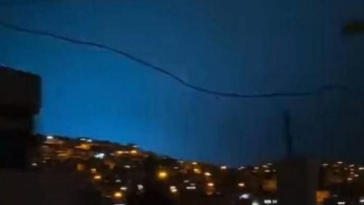 Çfarë janë dritat e çuditshme që u shfaqën në qiell para tërmetit