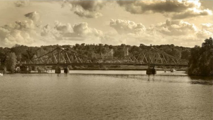 Historia e urës së spiunëve që frymëzoi Hollivudin