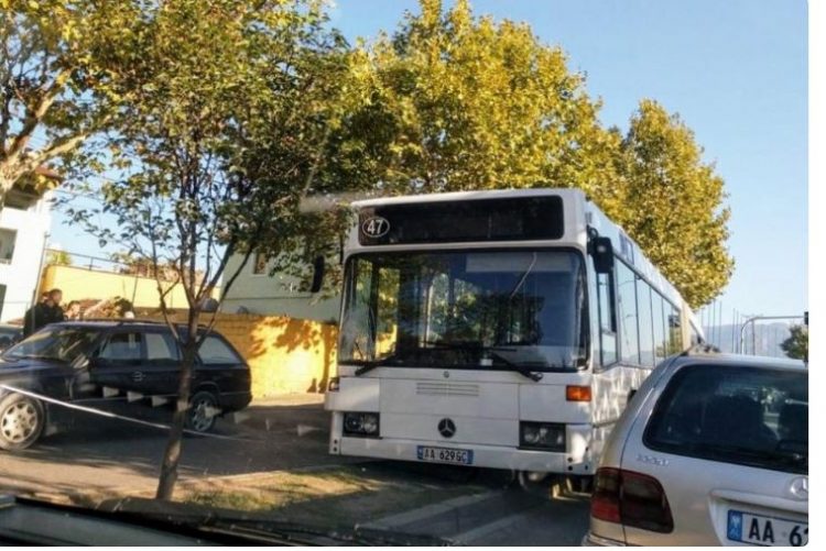 Tjetër incident, pëson defekt urbani i linjës Kamëz-Tiranë