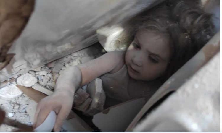 VIDEO/ Nxirret gjallë pas 12 orësh nga rrënojat vajza e vogël