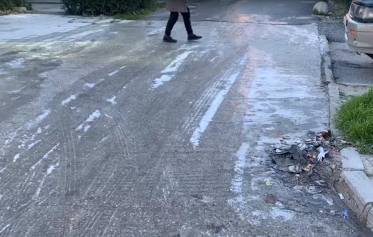 Vlora mbulohet nga ngricat, lundrimi ende i ndaluar