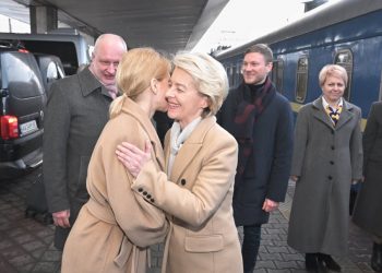 Zyrtarët e BE-së fillojnë të mbërrijnë në Kiev, çfarë do diskutohet