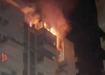 Zjarr i madh në qendër të Tiranës, pallati përfshihet nga flakët