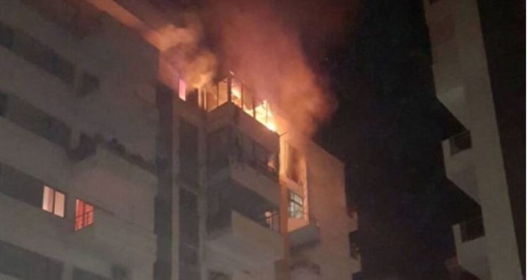 Zjarr i madh në qendër të Tiranës, pallati përfshihet nga flakët