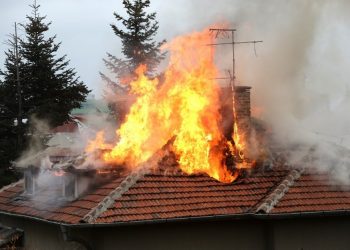 Merr flakë vila 3 katëshe në Lin, jetonte një e moshuar