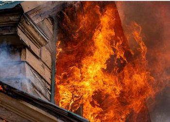 Vdiqën 10 veta se i vuri flakën pallatit, dënohet 25 vjet gruaja