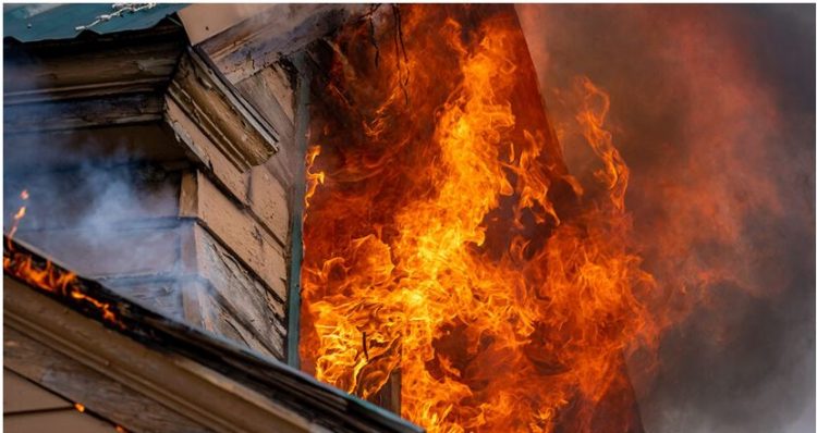 Vdiqën 10 veta se i vuri flakën pallatit, dënohet 25 vjet gruaja