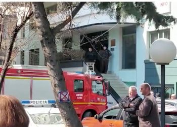 Zjarr i madh në qendër të Tiranës, pallati përfshihet nga flakët