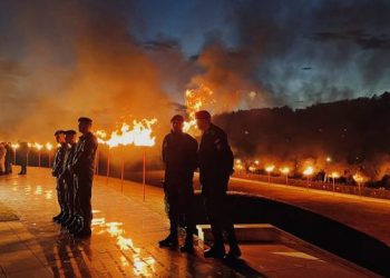 FOTO – Ndizen “flakadanët e lirisë” në Prekaz