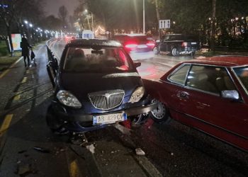 Aksident pranë PD, makina merr përpara kangjellat -FOTO