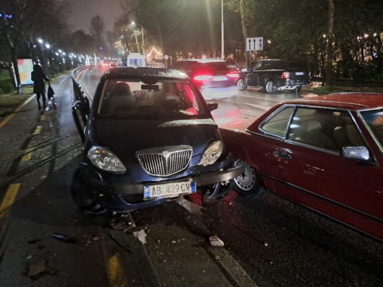 Aksident pranë PD, makina merr përpara kangjellat -FOTO