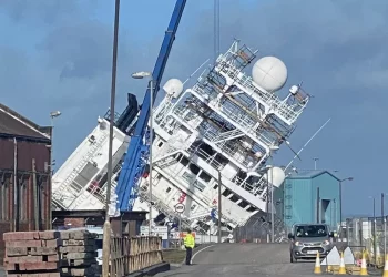 Anija përmbyset në kantierin detar, dhjetra të lënduar