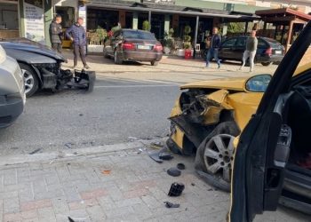Aksident në Elbasan, 3 makina përplasen me njëra-tjetrën