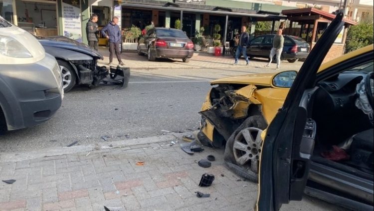 Aksident në Elbasan, 3 makina përplasen me njëra-tjetrën