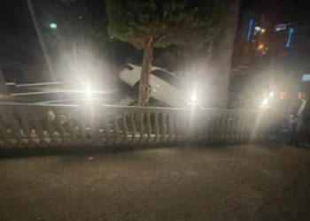 Aksident në Sarandë, mjeti luksoz futet në piceri