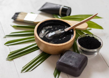 Qymyri, përbërësi çudibërës për kujdesin e lëkurës sonë