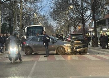 Aksident në Tiranë, paralizohet qarkullimi
