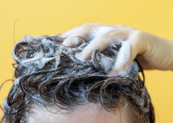 Çfarë i ndodh flokëve tuaj nëse nuk i lani rregullisht