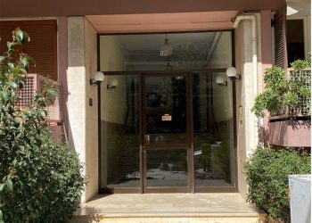 I mituri plagos nënën dhe vrapon në rrugë: Vrava demonët (VIDEO)