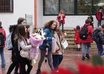 Kushi uron mësuesit: Me misionin tuaj edukoni fëmijët tanë