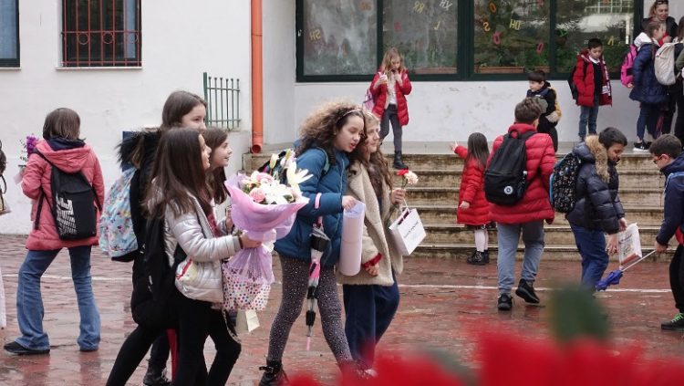 Kushi uron mësuesit: Me misionin tuaj edukoni fëmijët tanë