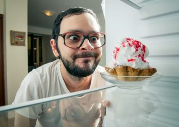 Pse ëmbëlsirat dhe patatinat ndryshojnë trurin