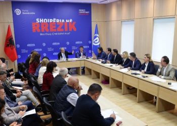 Berisha nis mbledhjen me dyer të mbyllura, çfarë po ndodh në PD