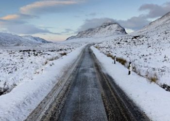 Pse hidhet kripë në rrugët me akull
