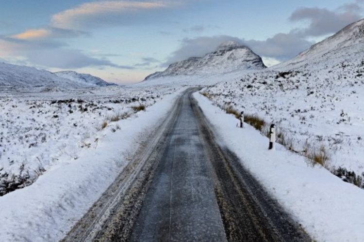 Pse hidhet kripë në rrugët me akull