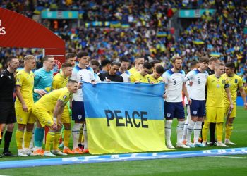 Anglia solidarizohet edhe në fushë me Ukrainën (FOTO-GALERI)