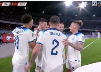 Anglia hesht Napolin, i shënon Italisë