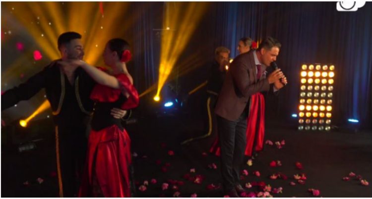 Maestro surprizon të gjitha gratë për festën e 8 Marsit