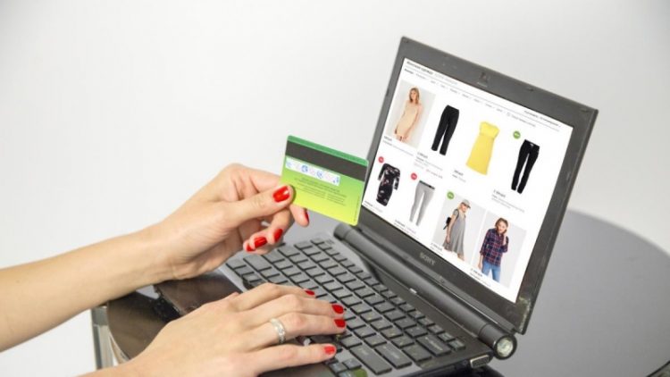 Shqiptarët mbeten të fundit në Europë për blerjet online