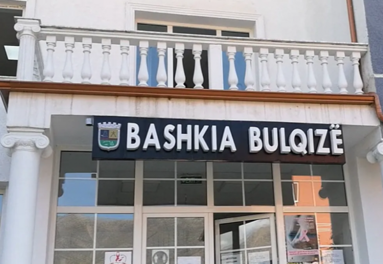 Si tenderat 200 mijë euro për shtrim rruge ‘fundosën’ Lefter Allën