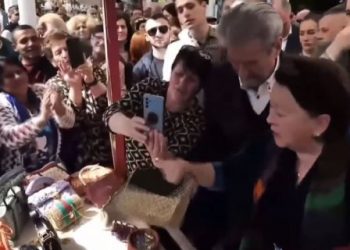 Lirisë kërkojnë t’i dhurojnë çantën, Sali Berisha refuzon