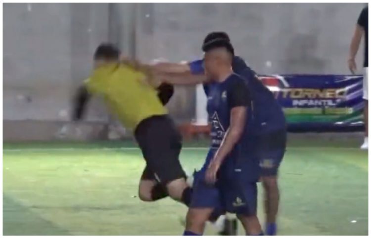 Arbitri i famshëm e pëson keq në futbollin amator